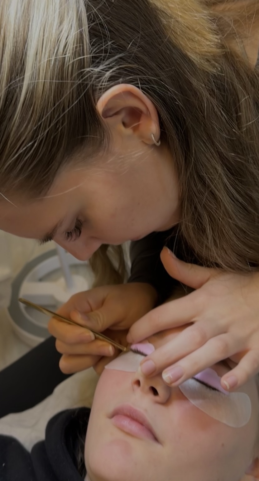 Emilia beim Lash Lifting im Kosmetikinstitut beautifulista in Unna